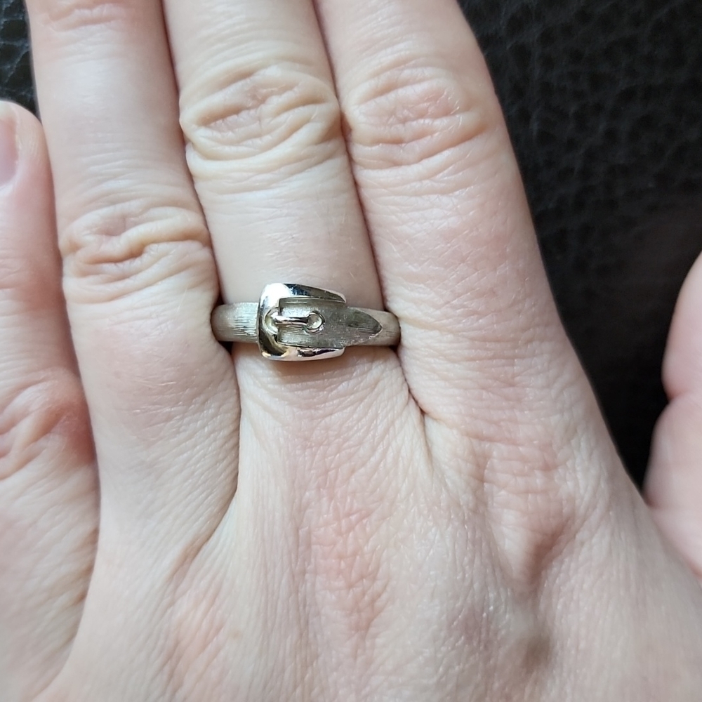 Avon ring- size 8 - Picture 7 of 8